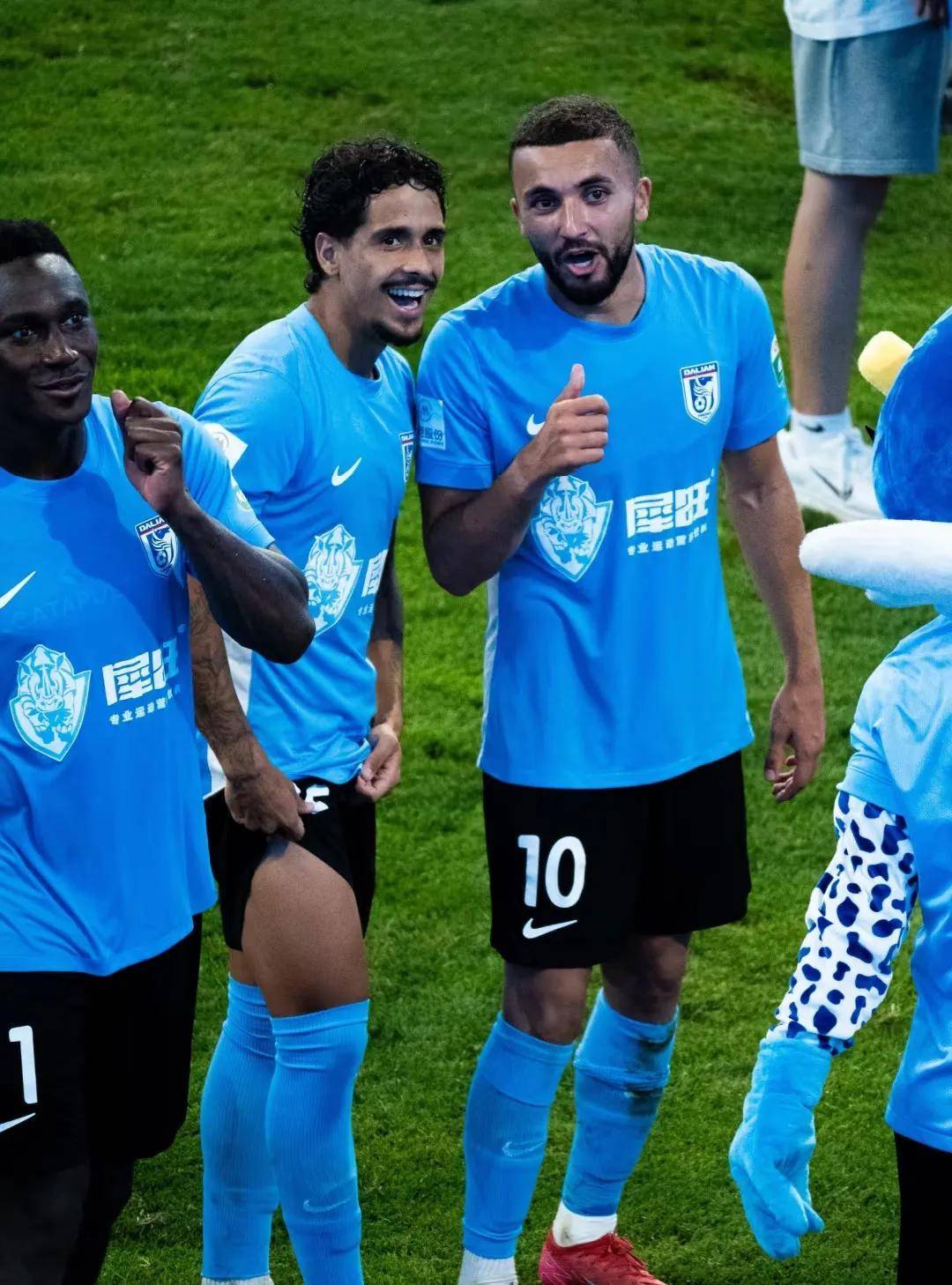 包含巴拉圭队惨败下场，晋级前景堪忧的词条