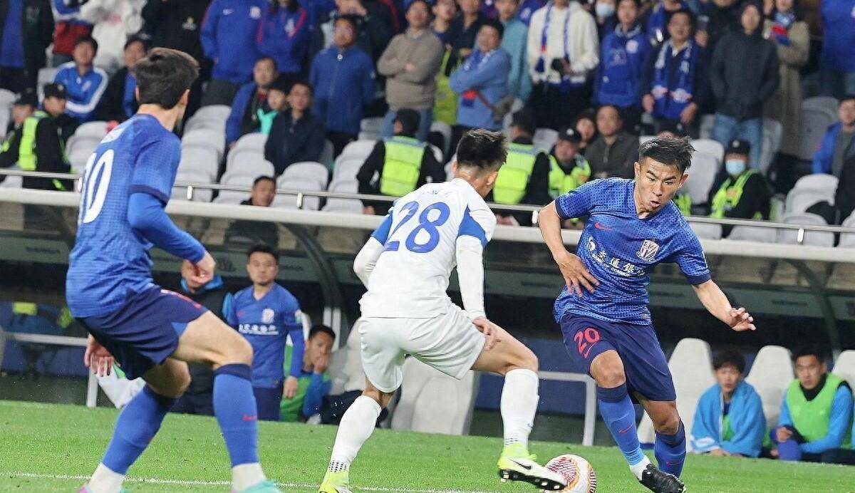 上港客场击败申花，保持领跑优势