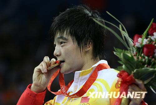 保加利亚射击选手引领全场，夺得冠军