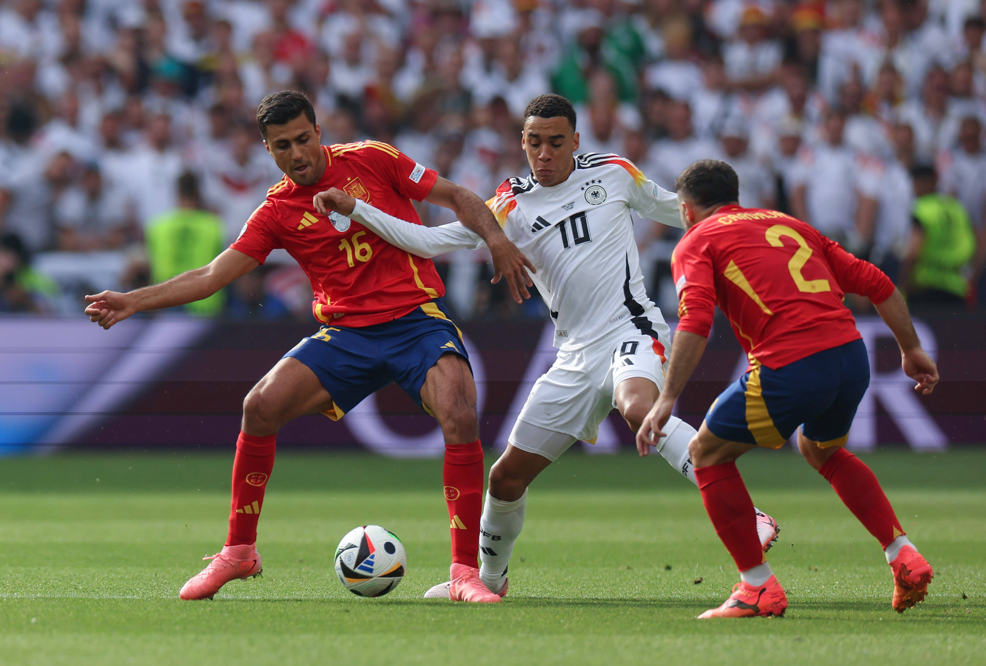 包含西班牙队近况不佳，备战欧预赛遇困难的词条