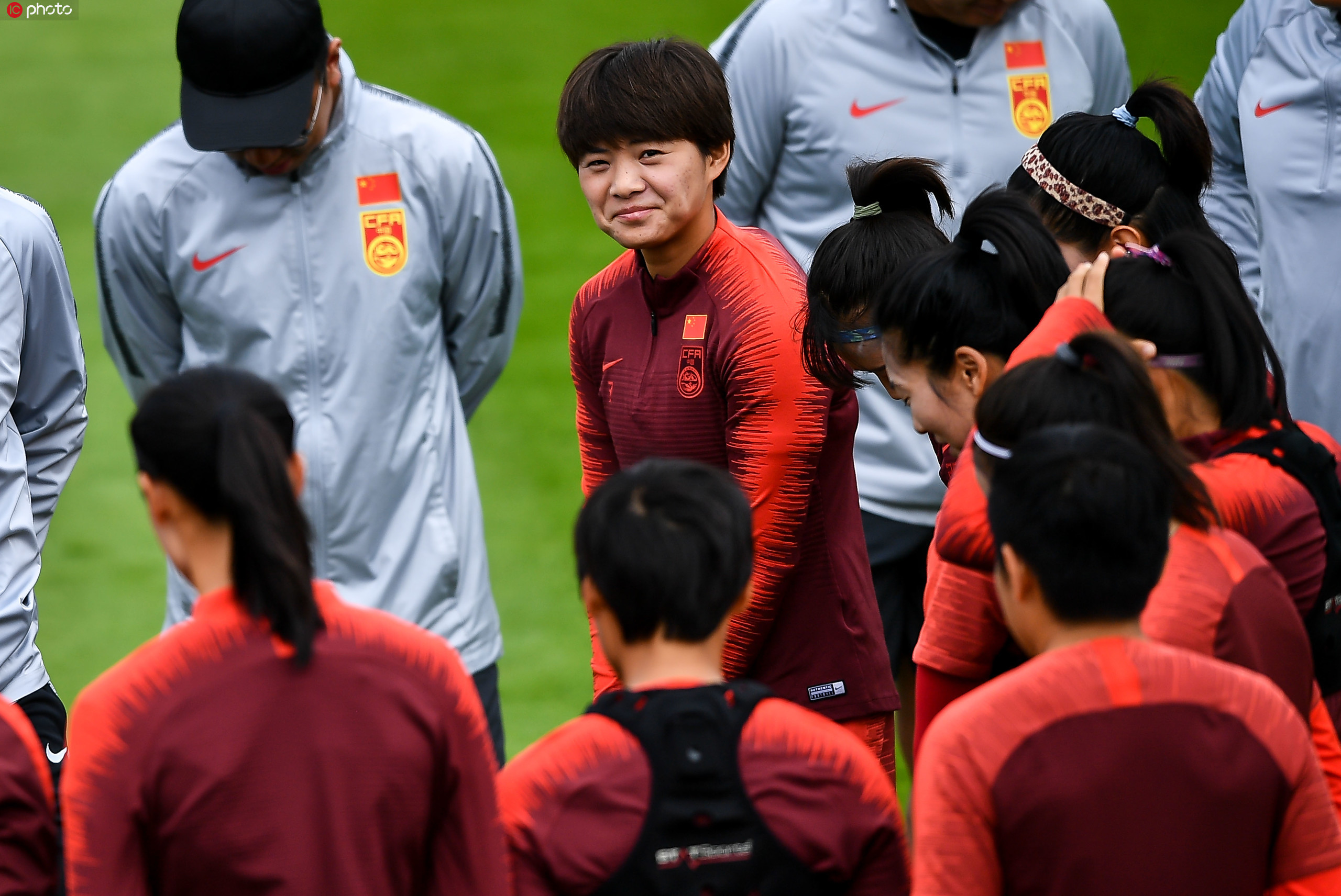 雷火电竞入驻-包含赛场倾情：中国女足斗志昂扬，全力以赴争胜的词条