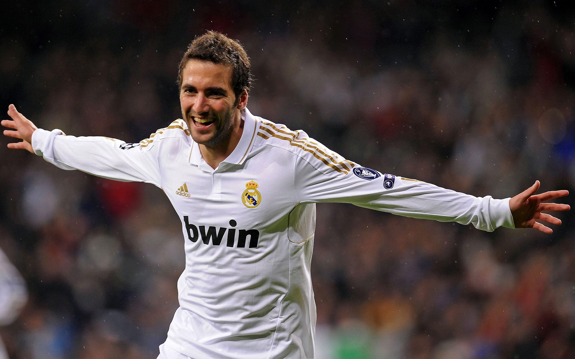 绿茵场上的握手，萨拉赫的足球如何点亮美乌友谊之光